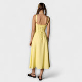 Upanje - vestido rosa con detalle de abertura